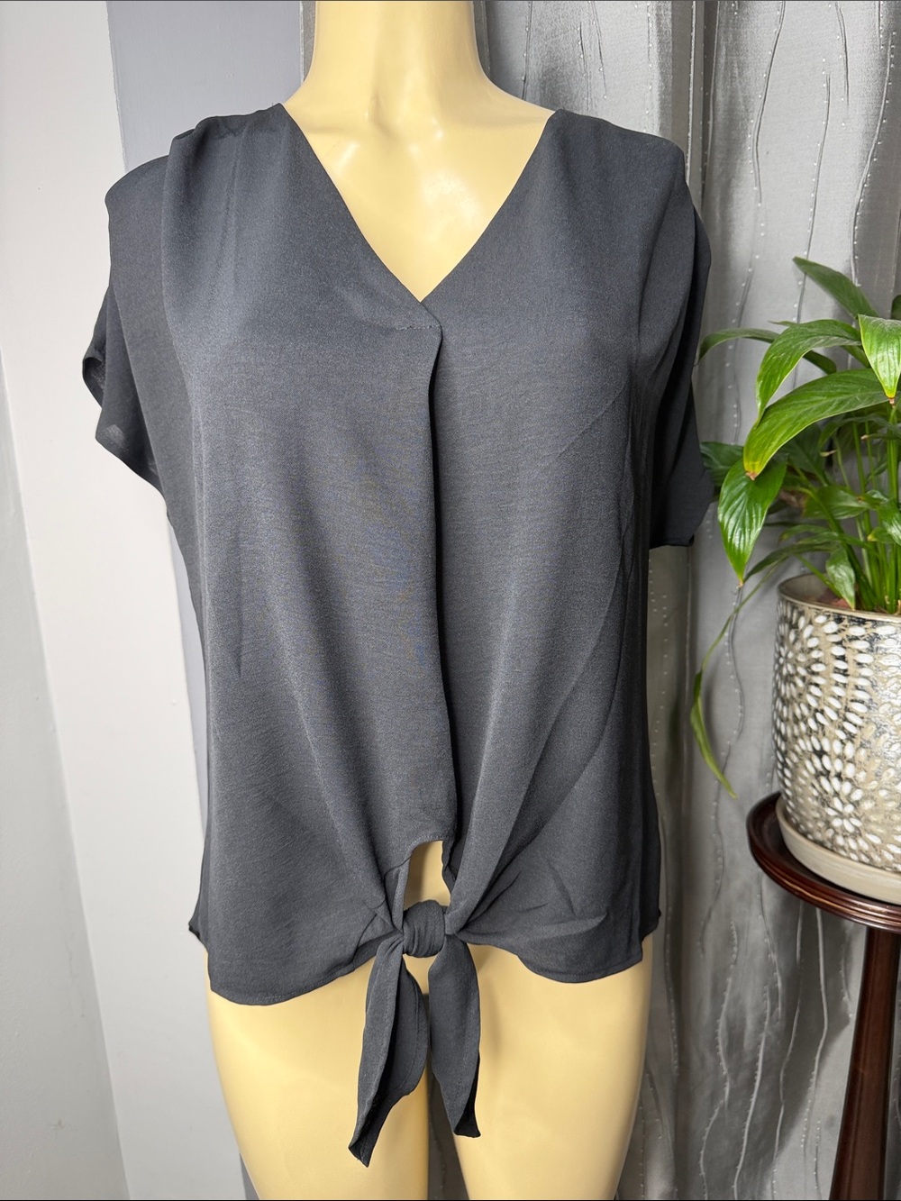 Beacon apparel Women’s Black Sz M Tie-Front V-Neck Blouse